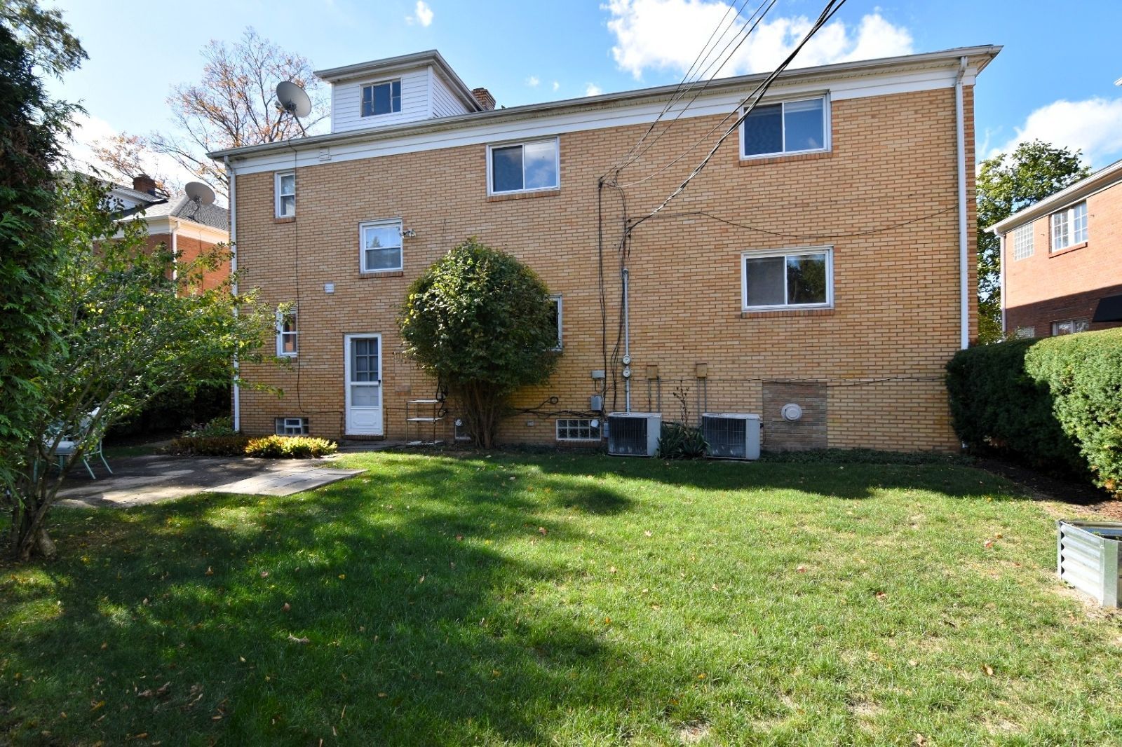 Building Photo - 2027 Riverside Dr
