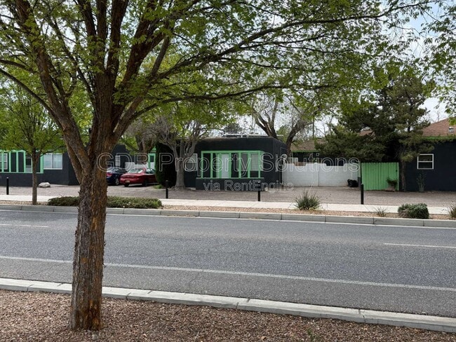 Building Photo - 301 Sierra Dr SE