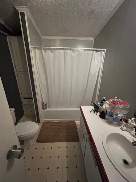 Main Bathroom - 586 Sells Ln