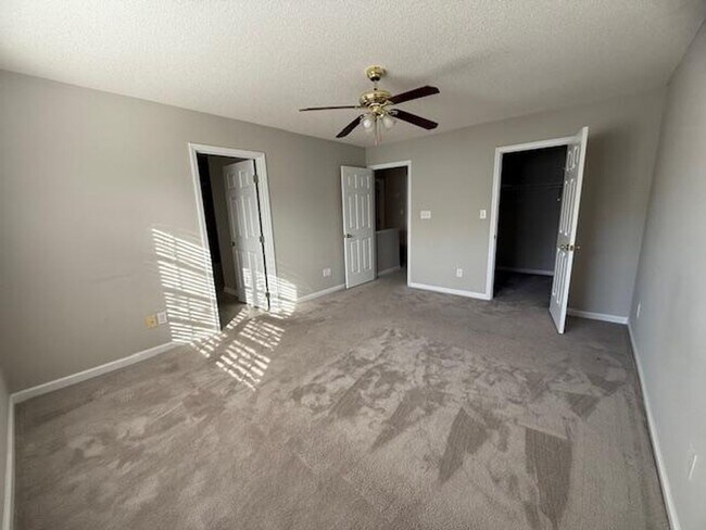 Building Photo - 500 Misty Groves Cir