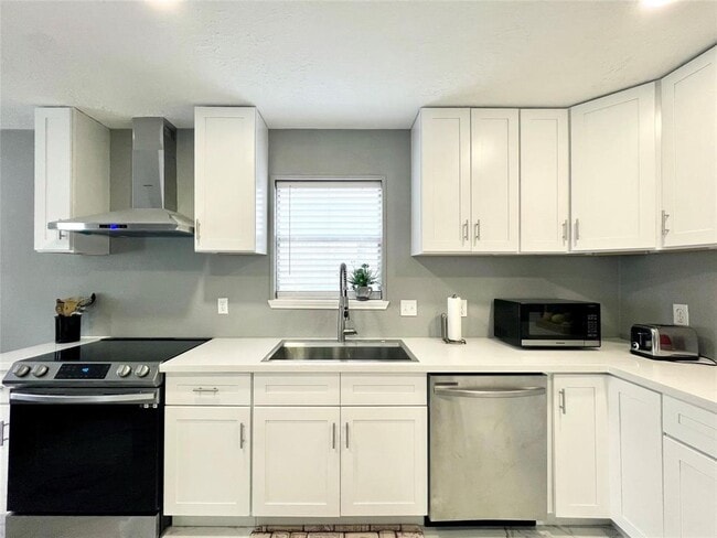 Building Photo - 12230 Fairpoint Dr