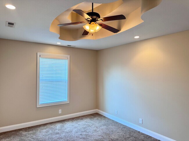 Building Photo - Beautiful Home Located in Farmington Subdivision. 3 Bedrooms, 3.5 baths, Bonus with Wet Bar!