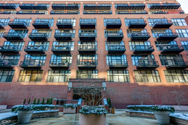 Building Photo - 333 W Hubbard St