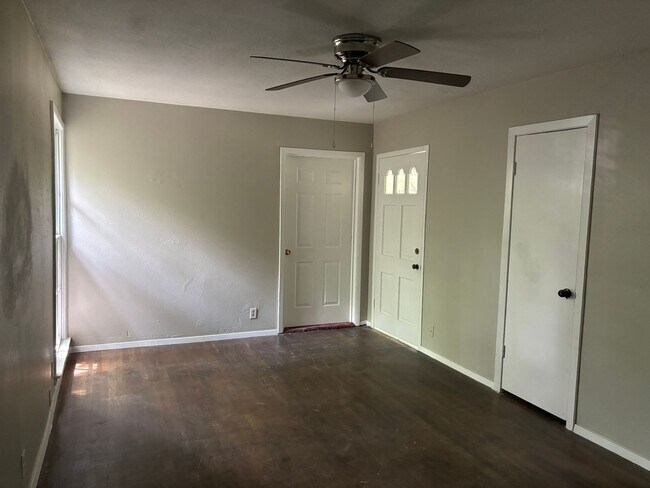 Building Photo - Spacious 4/1 Home on Quiet Block of Mulber...