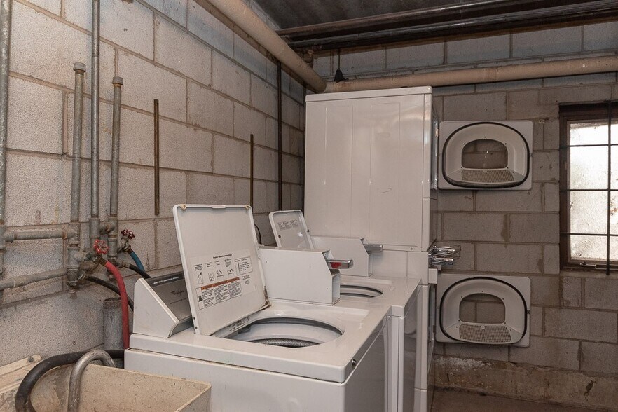 Building Photo - 629 W Wellington Ave