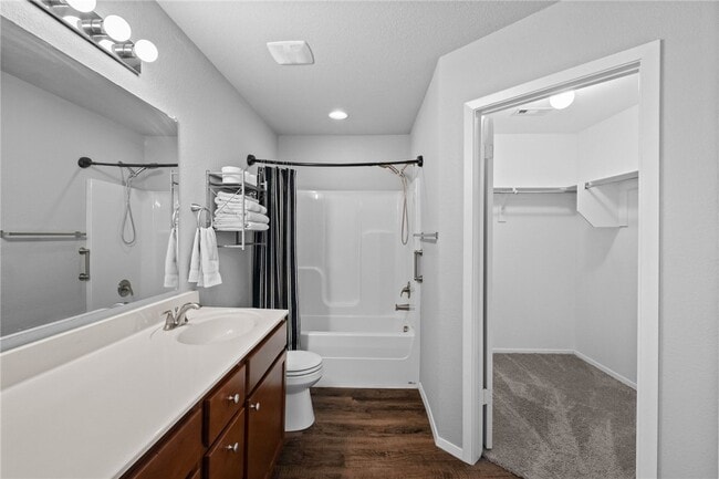 Building Photo - 927 E Swift Dr