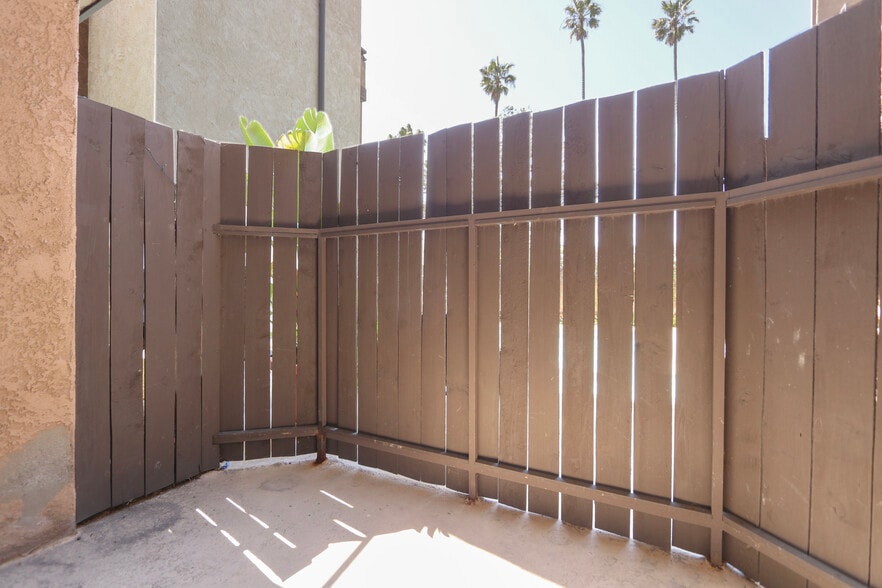 Building Photo - 1328 S Bundy Dr