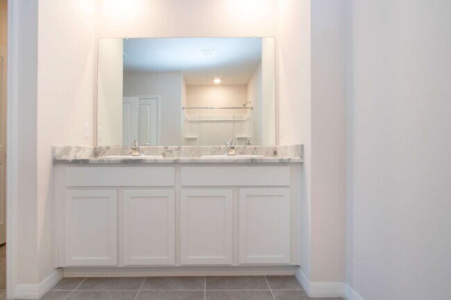 Building Photo - Spacious 5-Bed Retreat with Granite Elegance in Lakewood Ranch