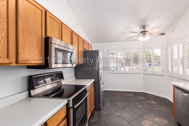 Building Photo - 30725 N Royal Oak Way