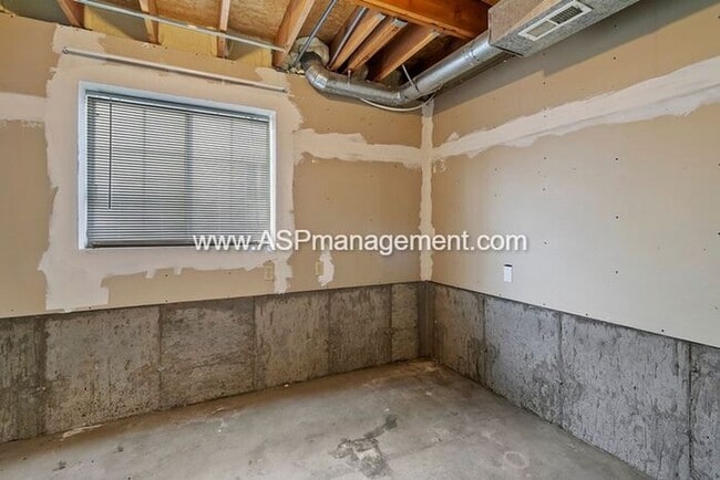 Building Photo - SANDY BEAUTIFUL 5 BED 3 BATH FAMILY HOME