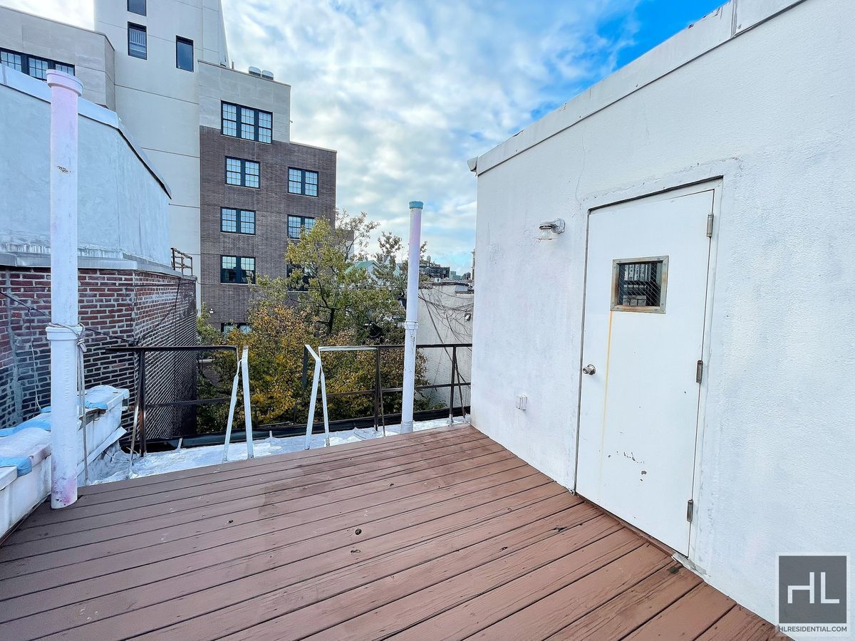 Building Photo - Mott Street