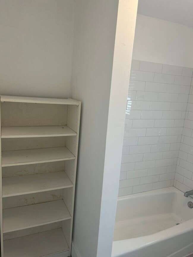 Building Photo - 3 Bedroom Unit Available Now!!