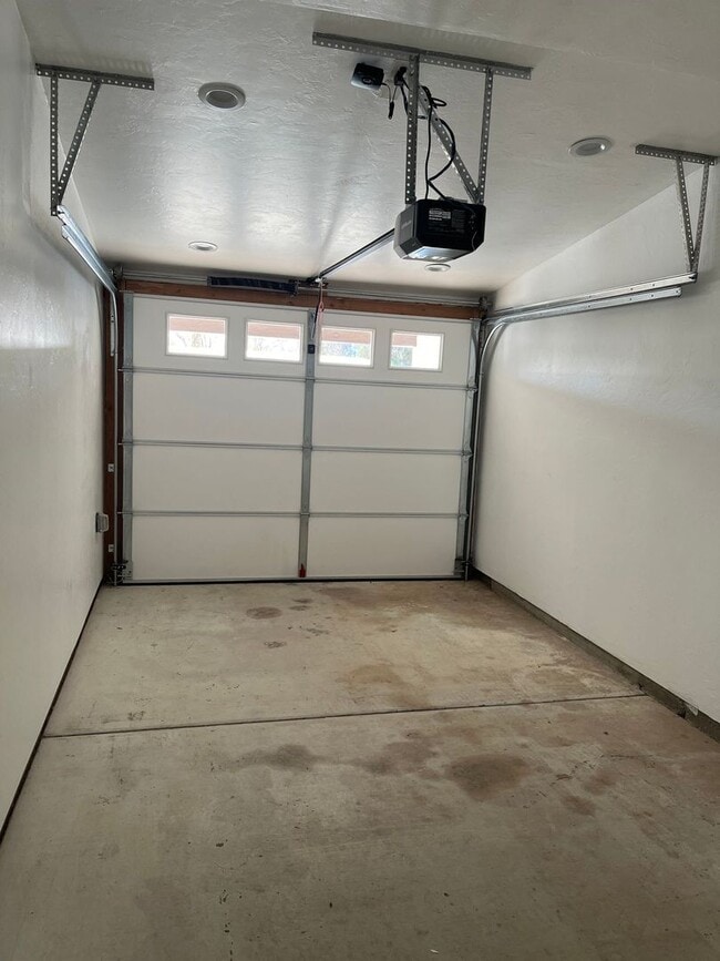 Building Photo - Gorgeous fully remodeled centrally located 3 bedroom home.