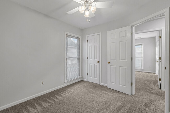 Building Photo - 127 Hollington Dr NE
