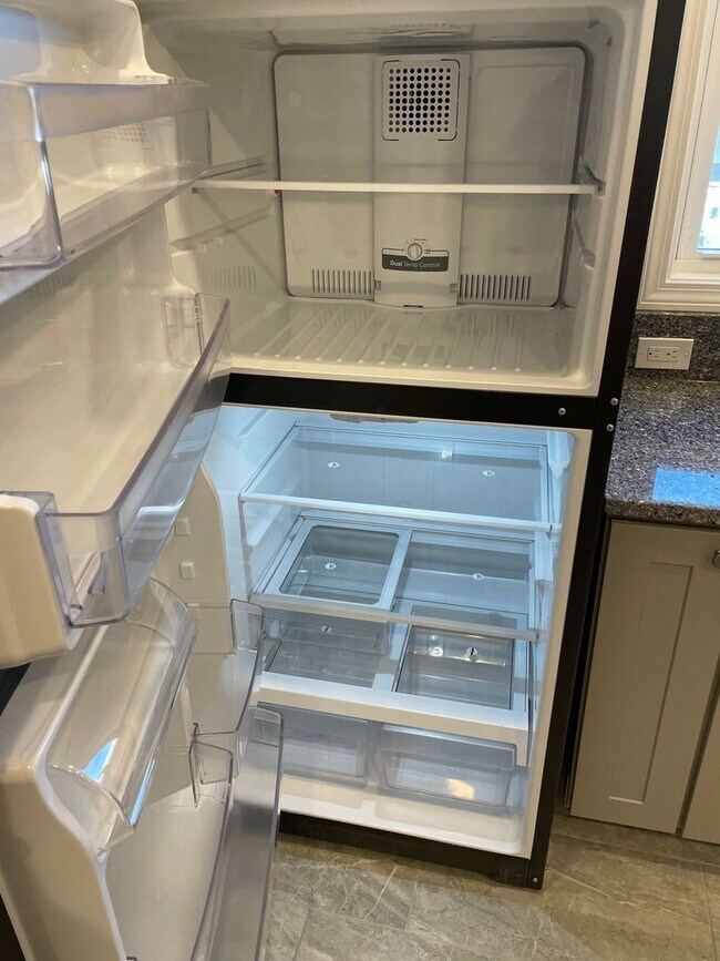 Building Photo - NO BROKER FEES !! BRAND NEW FULLY RENOVATED TWO  BEDROOM UNIT IN TOP COMMUTER LOCATION !!!