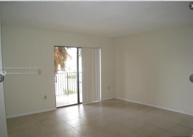 Building Photo - 250 Palm Cir W
