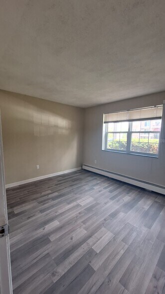 Building Photo - 5 Kenmar Dr