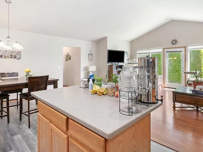 Building Photo - 2296 James Cir