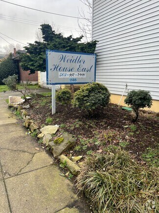 Building Photo - Weidler House East