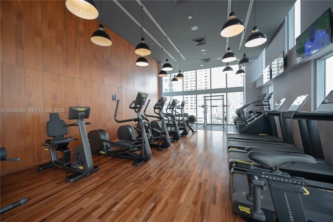 Building Photo - 1300 Brickell Bay Dr