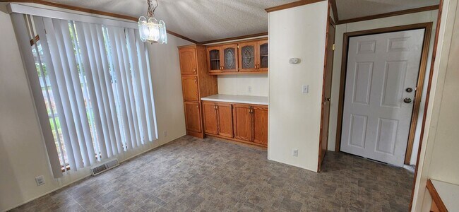 Building Photo - Nice, large, mobile home on outskirts of T...