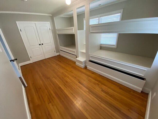 Building Photo - Amazing Brick 3 bedroom 2 bathroom rental ...