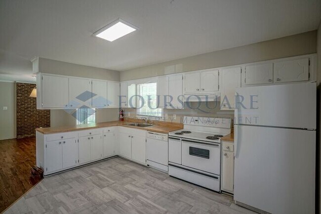 Building Photo - Charming 3-Bed / 1.5-Bath Ranch Home with large Yard & Off-Street Parking – Near White Oak Crossing