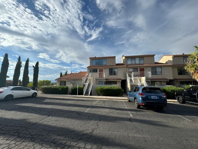 Building Photo - Recently updated condo with gym, pool, and...