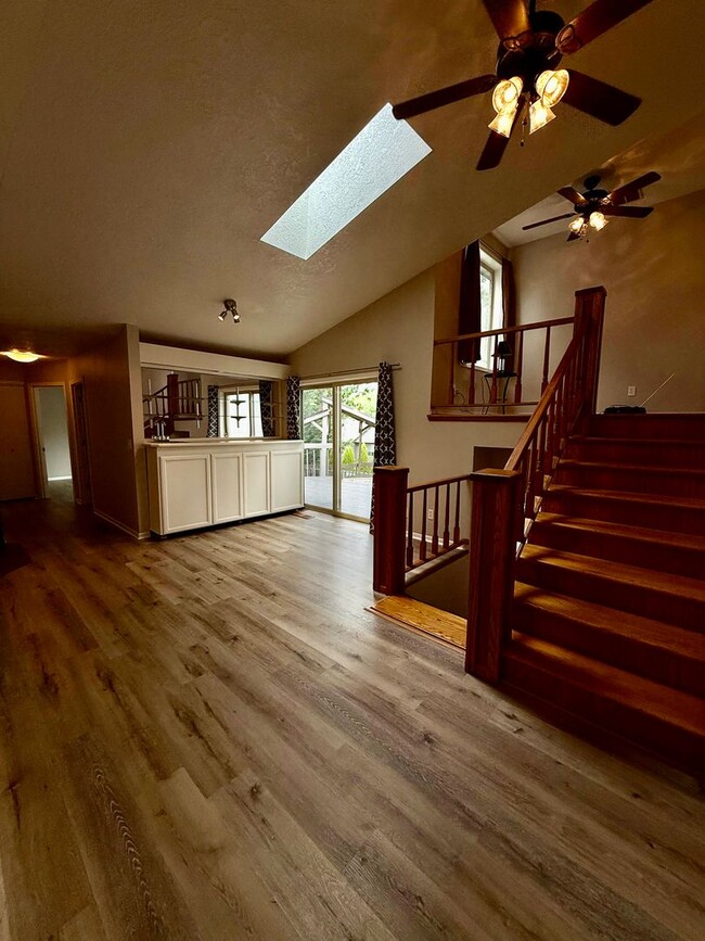 Building Photo - Stylish & Spacious West Salem Home 3Bed/2Bath