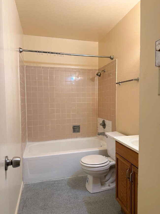 Building Photo - Affordable 1 Bed/1 Bath Duplex Apartment