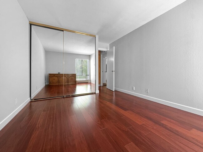 Building Photo - Light-Filled 1-Bedroom with Modern Kitchen...
