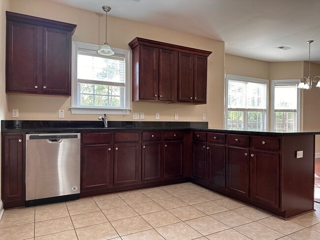 Building Photo - Perfect on Pineflat!