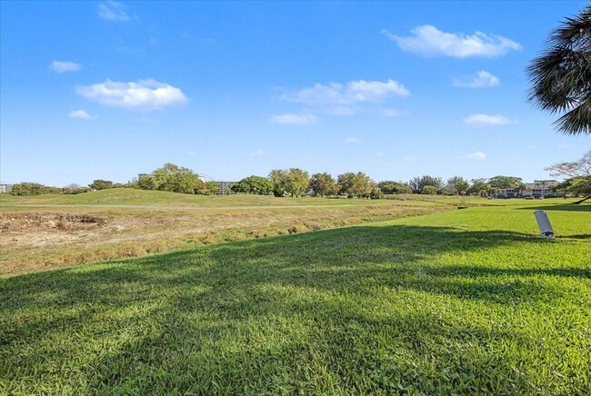 Building Photo - 2701 S Palm Aire Dr