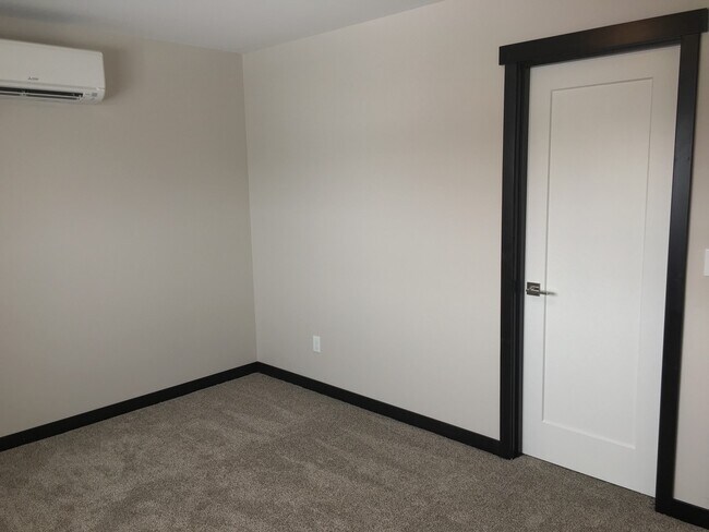 Building Photo - 2303 Landon Ln