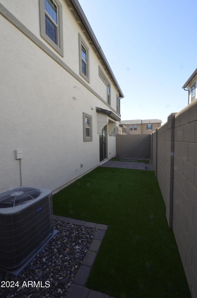Building Photo - 1306 W Sparrow Dr