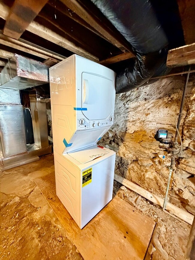 Building Photo - Pet-Friendly 3-Bedroom Home with Central A/C, In-Unit Laundry