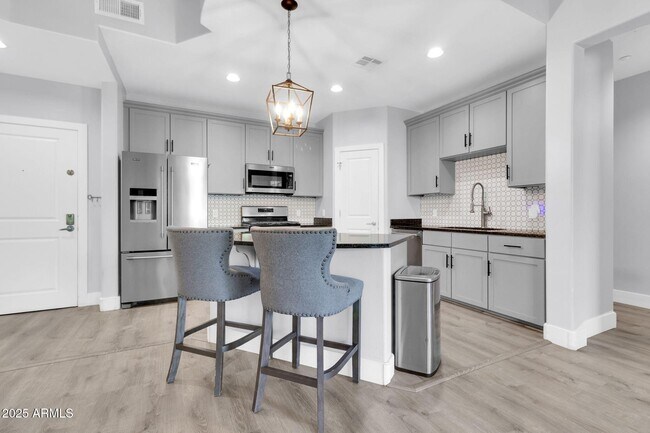 Building Photo - 945 E Playa Del Norte Dr