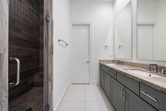 Building Photo - 2715 Maxroy St