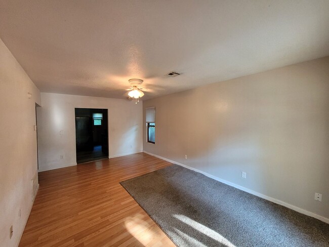 Building Photo - $895 - 2 bedroom/ 2 bathroom - Single Fami...