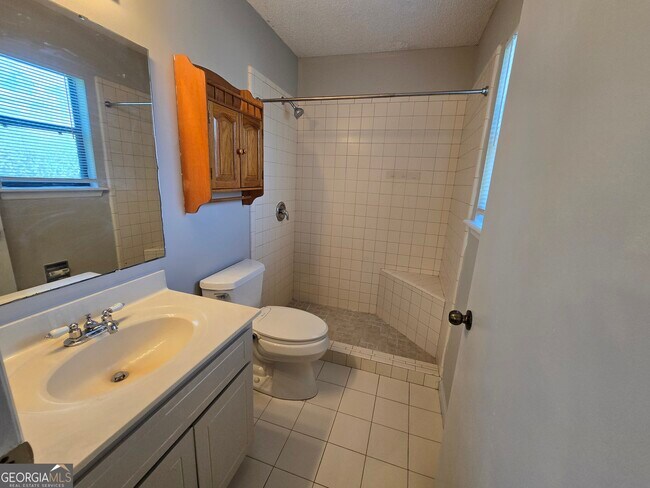 Building Photo - 425 Sunnyside Dr