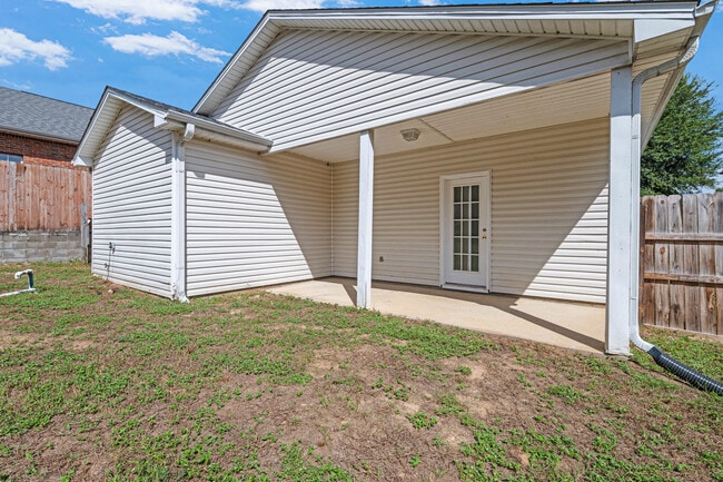 Building Photo - 2496 Lakeview Dr S