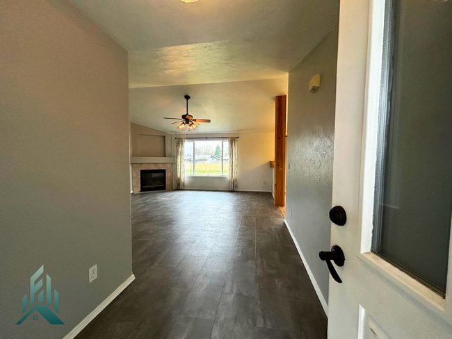 Building Photo - Updated 3 Bed 2 Bath Home