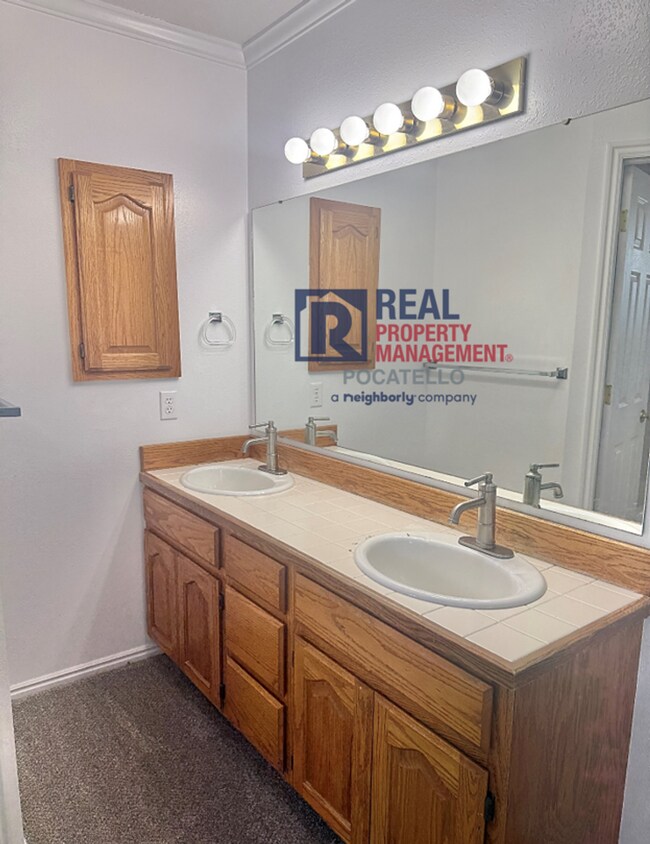 Building Photo - Beautiful 4 bed 2 1/2 bath - 3 car garage