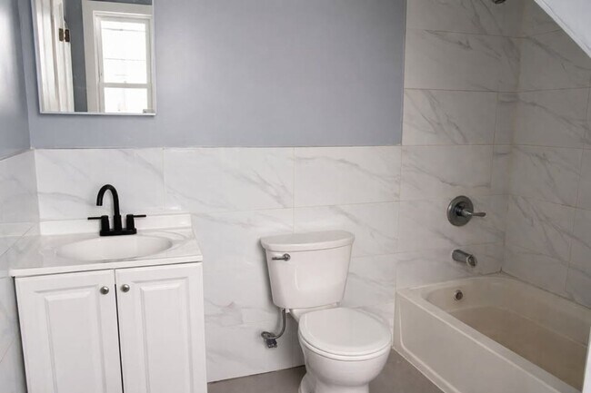 Building Photo - 272 W Runyon St