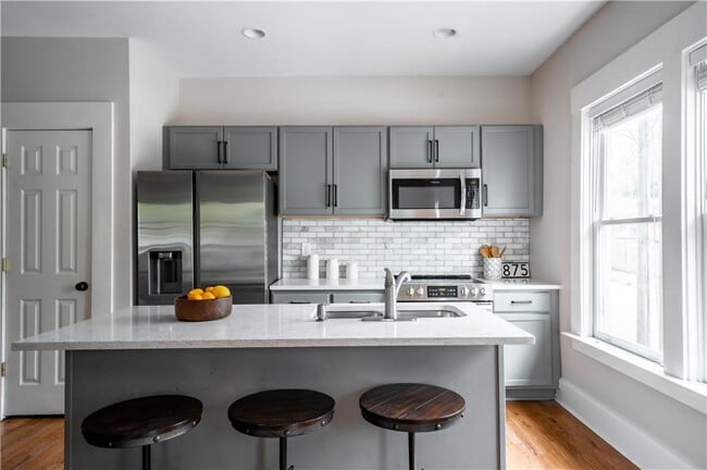 Building Photo - 875 Oakhill Ave SW