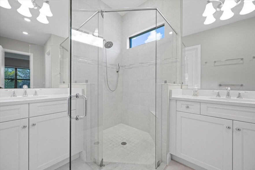 Building Photo - 16124 Key Biscayne Ln