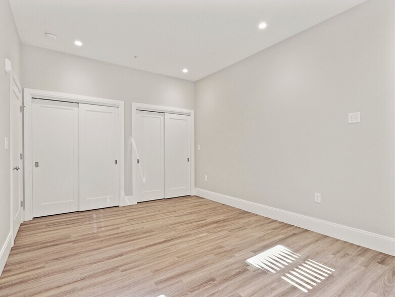 Building Photo - 27 Vinton St