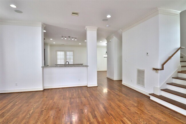 Building Photo - 3257 Maxroy St