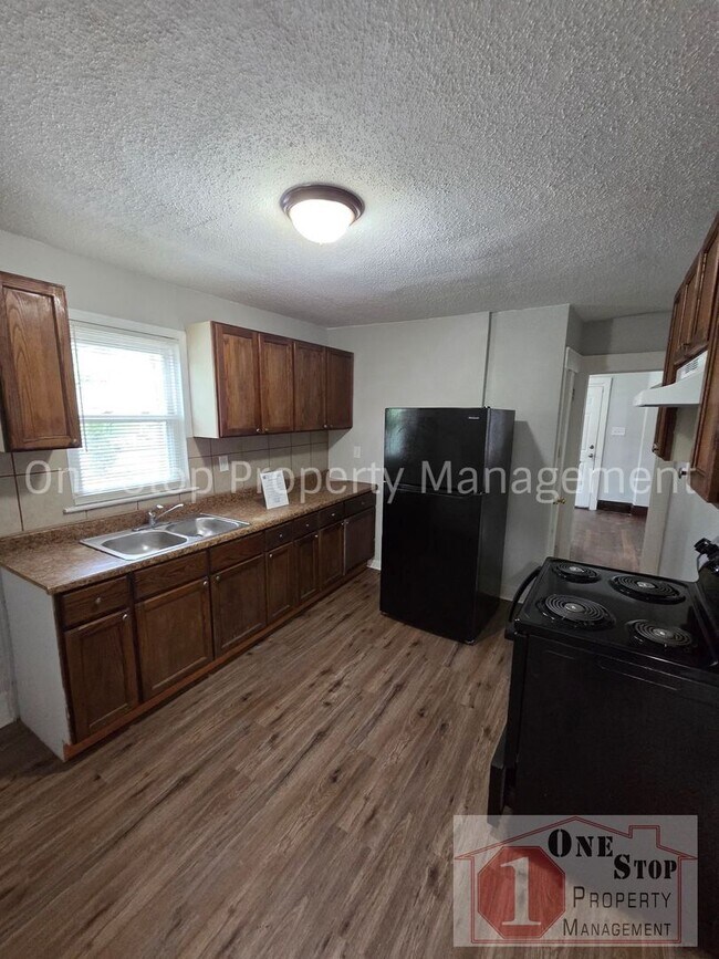Building Photo - Spacious 3 bedroom/ 2 bathroom in Kansas City!
