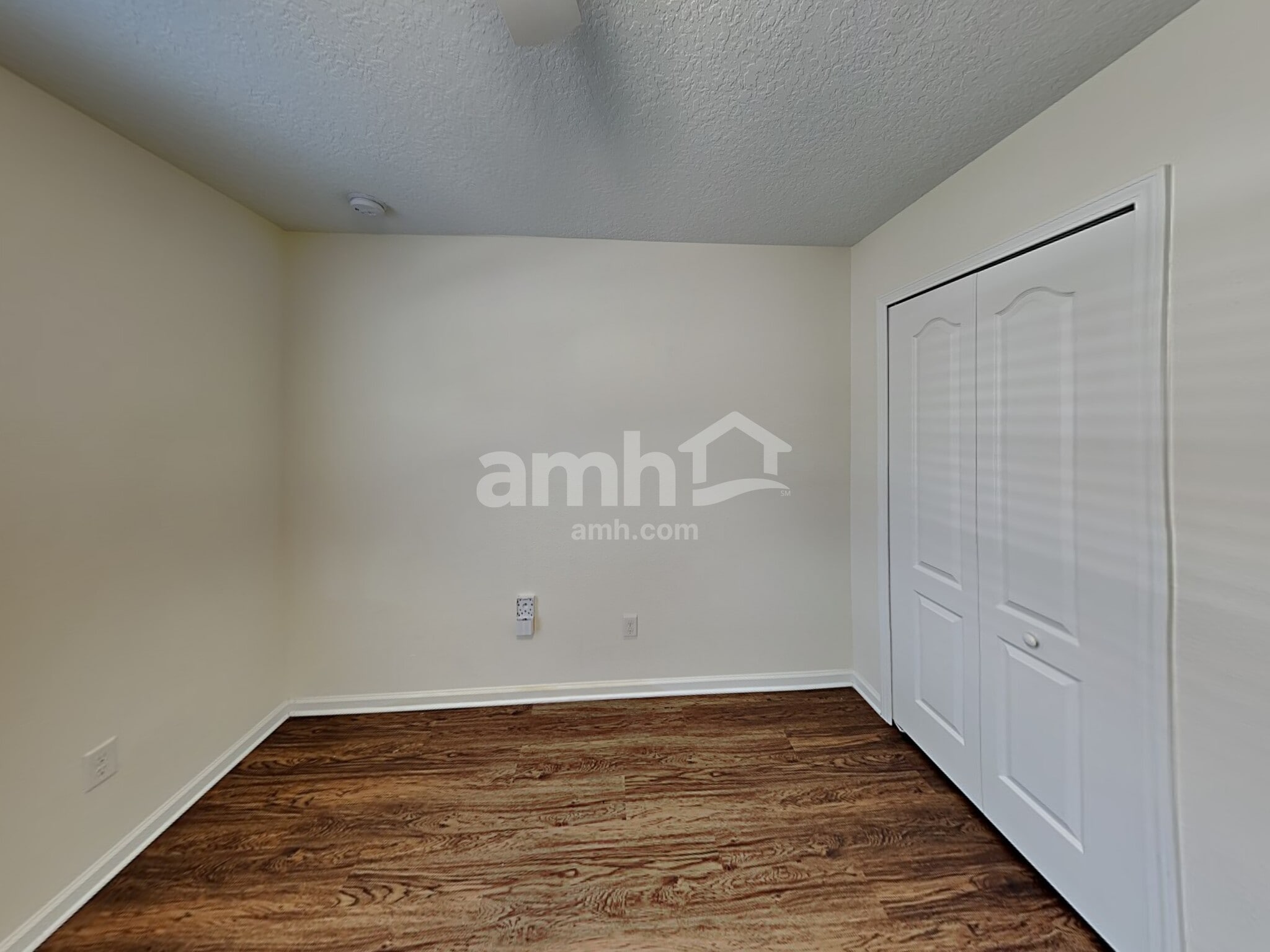 Building Photo - 224 E New England Dr